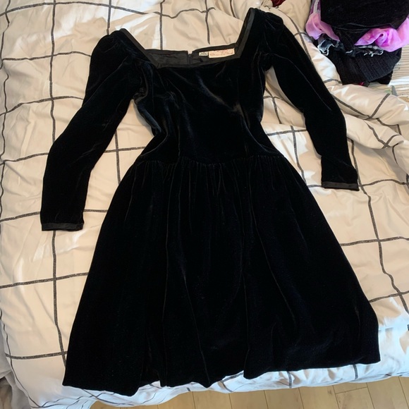 Black velvet gothic 70s Victorian square neck puff sleeve A-line midi dress - Picture 4 of 7